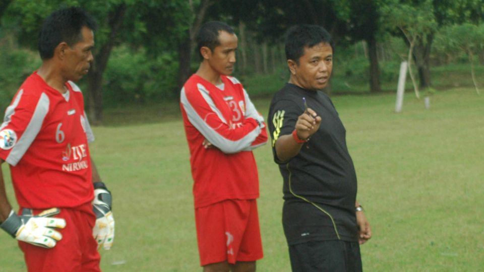 pelatih Arema U-21 Agus Yuwono, sedang memberikan instruksi. Copyright: © Ardiyansyah/INDOSPORT